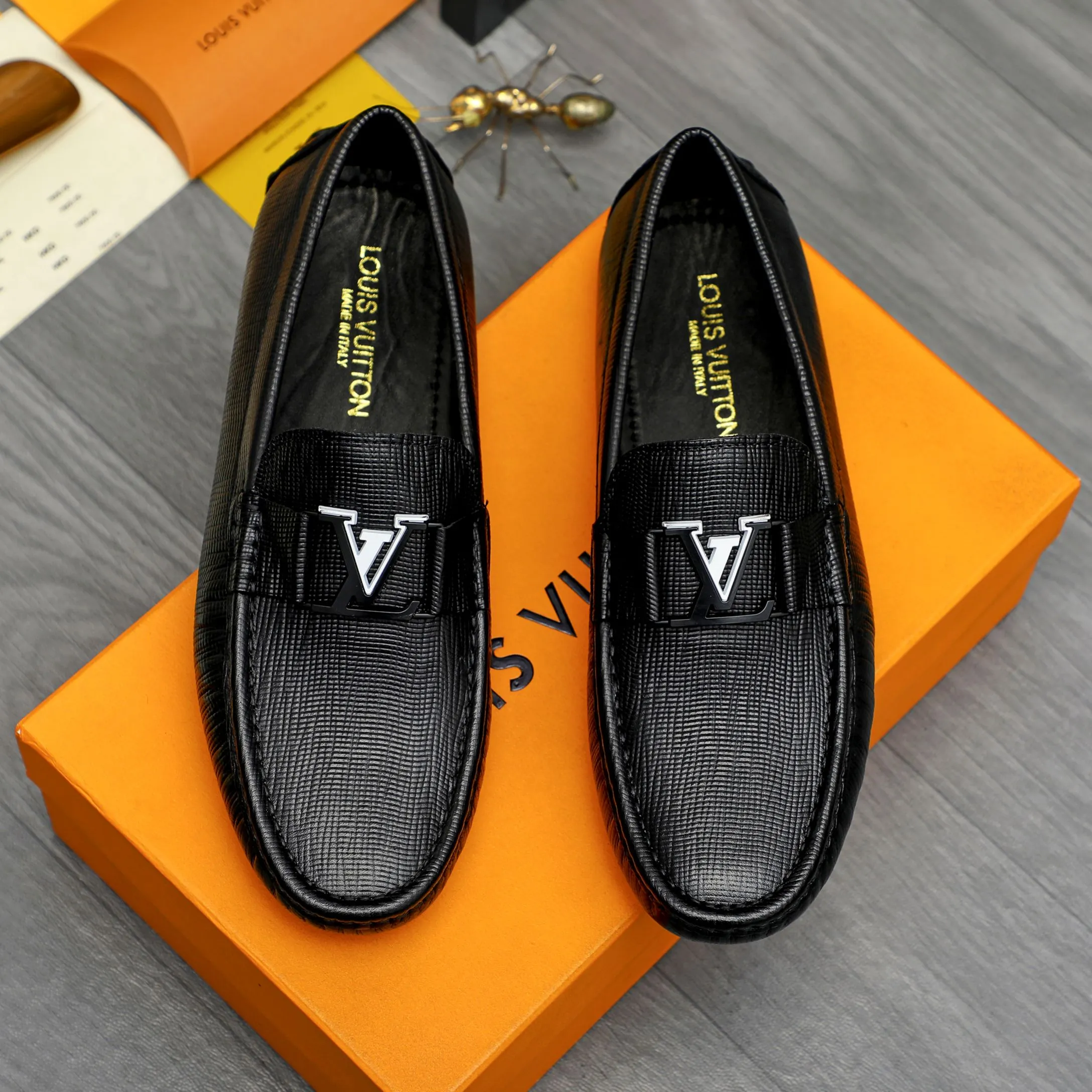 Men's shoes 💰p420 Product trademark: LV "Louis Vuitton" casual slip-on men's shoes Regular size: 38-44 Product materials: Selected vertical grain cowhide upper, sheepskin lining, original rubber outsole